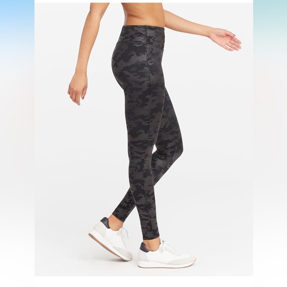 SPANX Faux Leather Camo Leggings Matte Black Camo Size Large - Picture 3 of 14